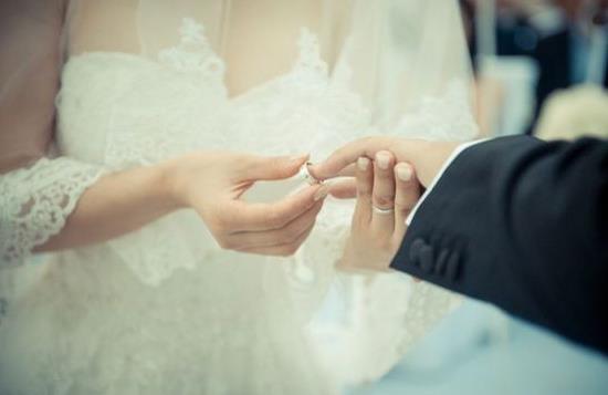 我嫁给了一个韩国人。申请韩国结婚签证需要哪些材料？